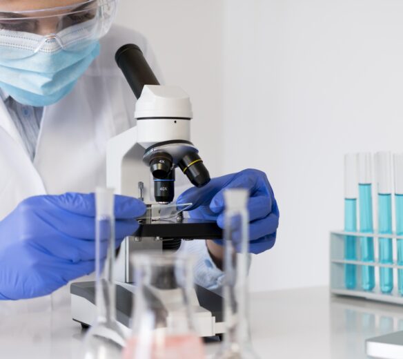 vrouw achter microscoop bezig