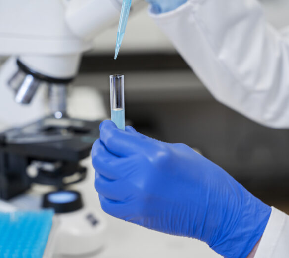 labonderzoek met reageerbuisje en microscoop