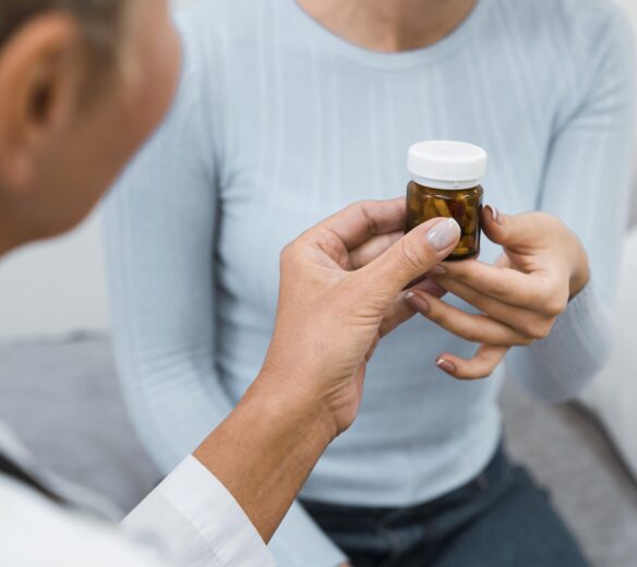 dokter overhandigd potje pillen aan patiente